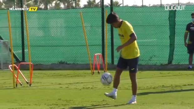 Kubo playing futnet with Gerard Moreno